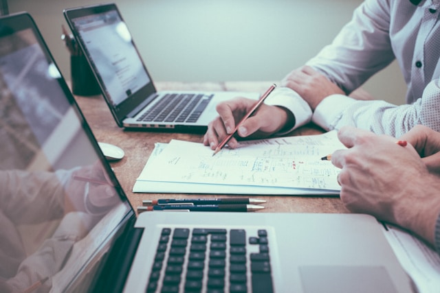 Persoană evaluând un profil de risc financiar